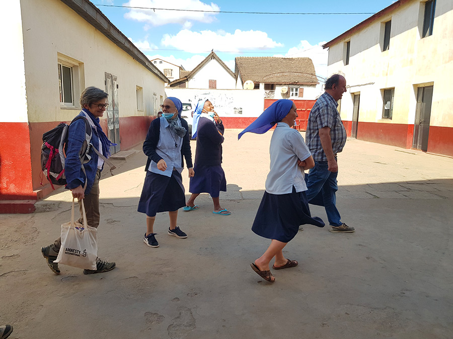 Soeurs de l'Evangile dans le quartier de l'Etoile rouge à Tananarive Soeurs de l'Evangile dans le quartier de l'Etoile rouge à Tananarive