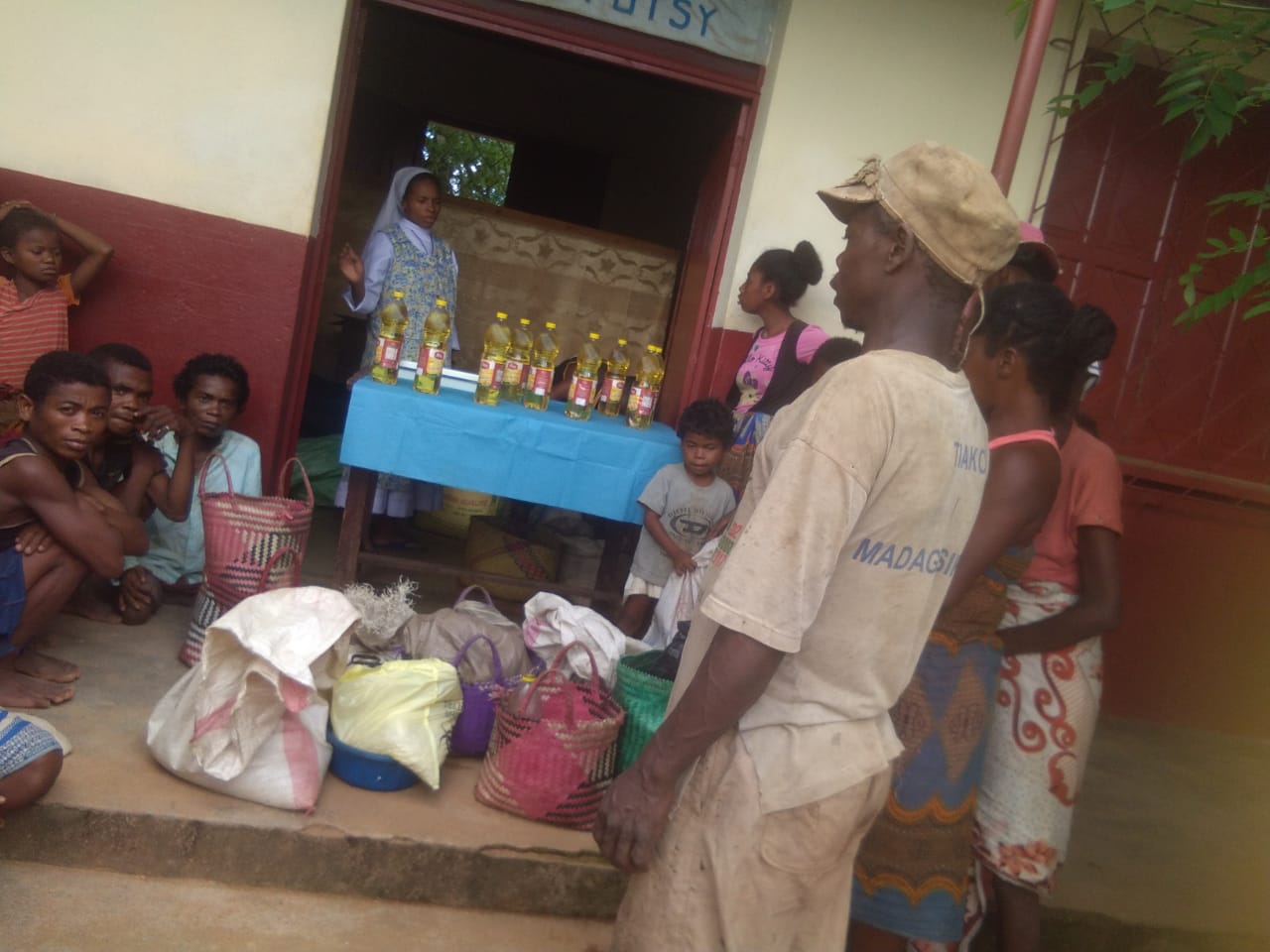 Aide alimentaire : distribution de riz à Ambatofotsy Aide alimentaire : distribution de riz à Ambatofotsy